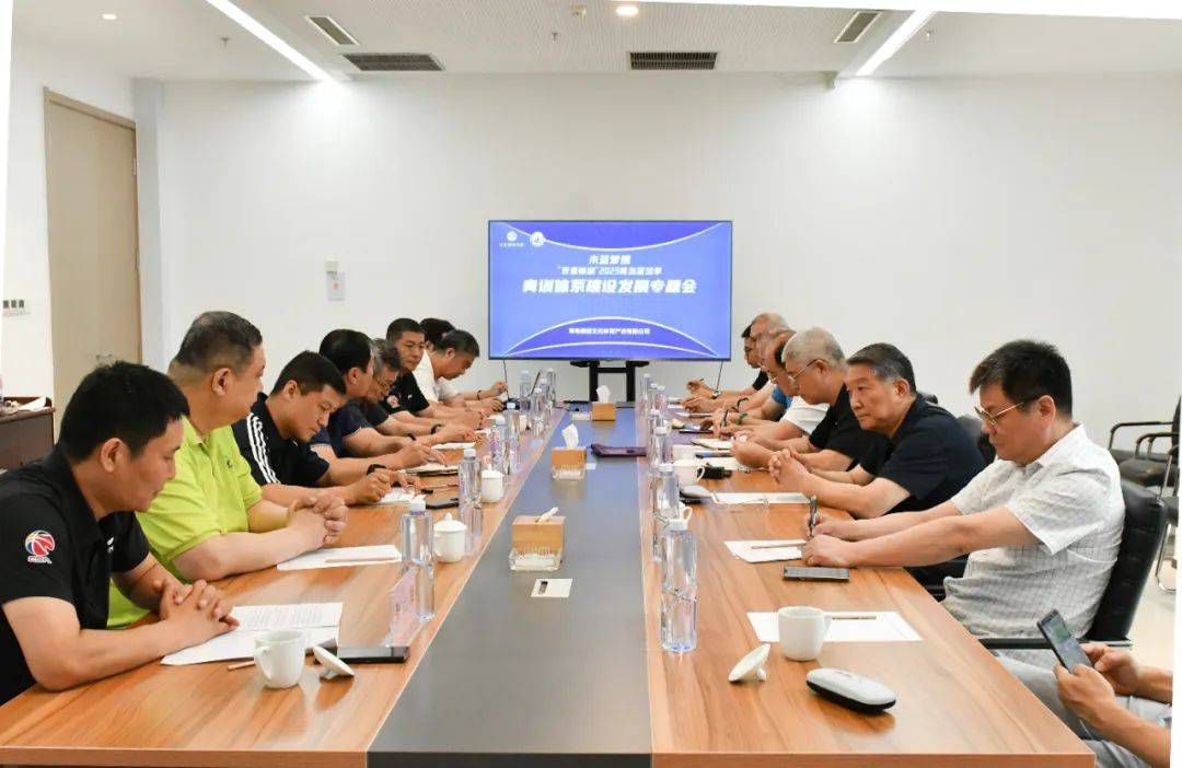 55岁的美国华裔移平易近秀莲（杨紫琼 饰）家庭事业两解体。在老爸爸生日年夜寿此日，除要禁止女儿（斯蒂芬妮·许 饰）暴走出柜、替无用丈夫（关继威 饰）擦屁股，还得往税务局向呆板年夜婶（杰米·李·柯蒂斯 饰）诠释不太妙的税务题目。才踏进年夜楼电梯，软烂丈夫竟摇身一变演起黑客使命，声 称本身是另外一个宇宙的版本，而秀莲也是万万宇宙里的此中一个。还来不及理解，险恶权势已在多元宇宙中舒展，世界行将扑灭，只有在这个宇宙里，“一无可取”的秀莲才能解救世界……